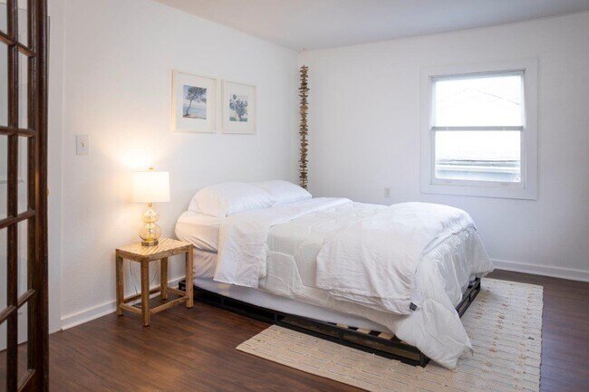 Building Photo - 2109B Sadler Ave