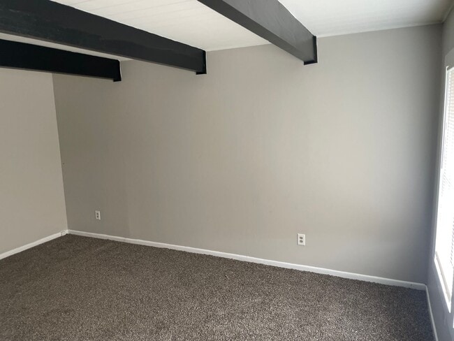 Building Photo - 3 bed 1.5 bath town home.