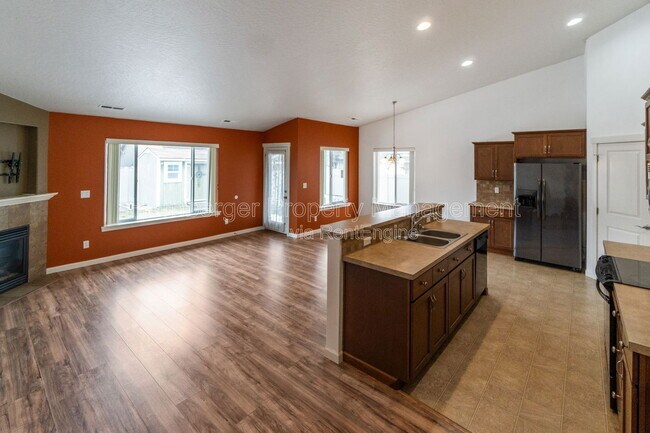 Building Photo - 1807 E Vanetta Ave