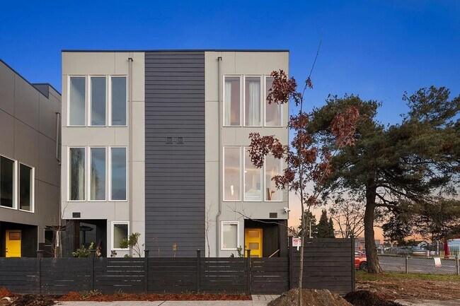 Foto del edificio - 3 Bed 2 Bathroom White Center Townhouse