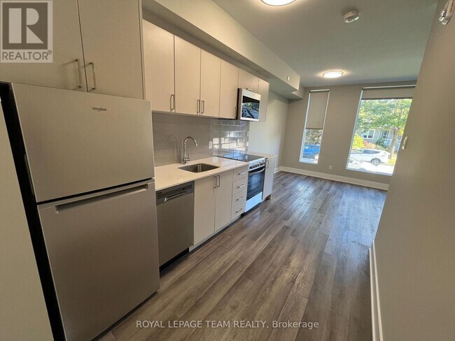 Photo du bâtiment - 1295 Summerville Ave