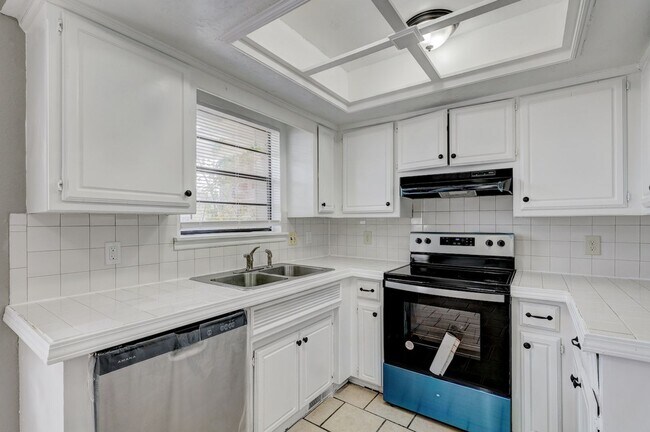 Building Photo - Duplex Available Now!