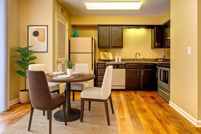 Foto del edificio - 400 Adamwood Dr