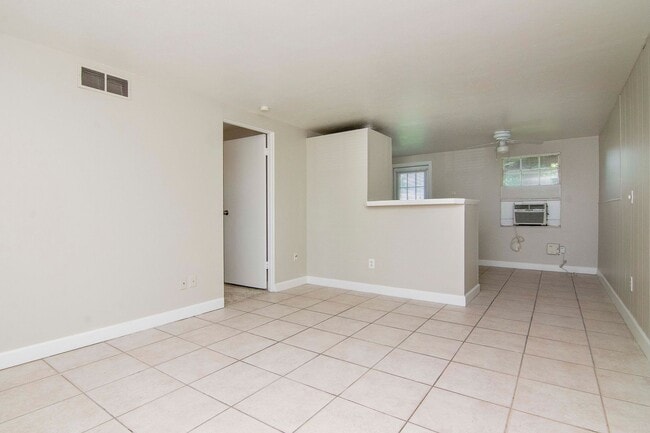 Building Photo - Great Location - 1 Bedroom 1 Bath Duplex w/ Backyard