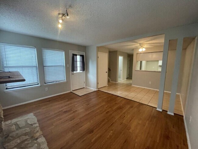 Foto del edificio - 12307 Deer Falls Dr