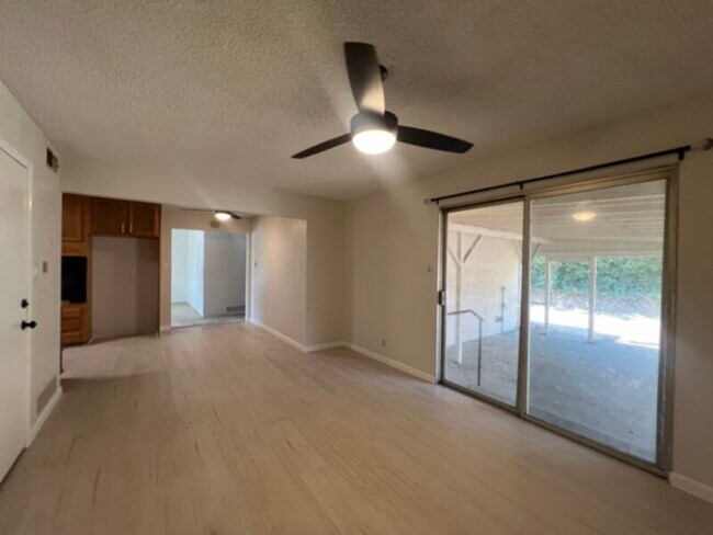 Foto del edificio - Charming 3 Bedroom, 2 Bathroom Single Family Home with Two Car Garage and Backyard!