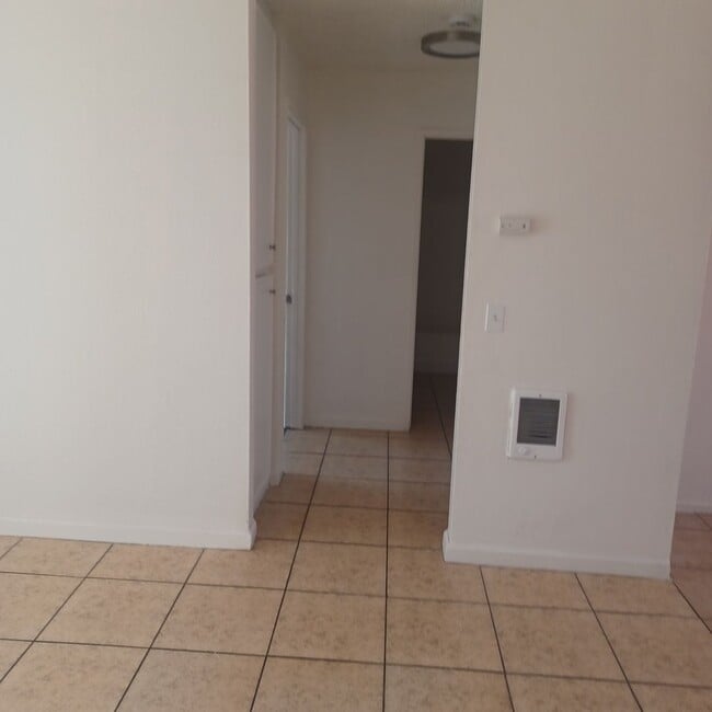Building Photo - 2BDRM / 1 BATH CONDO Management Super Move...