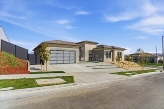 Building Photo - 30000 N Camino los Robles