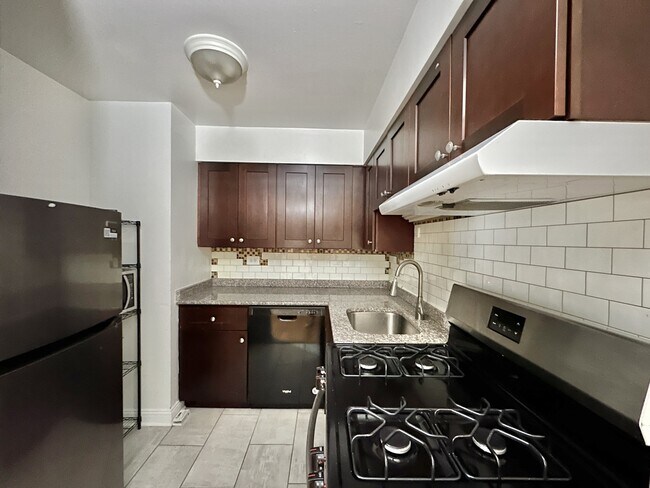 Foto del edificio - 3710 N Pine Grove Ave