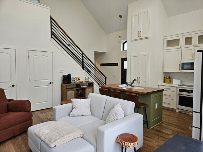 Foto del edificio - 5913 Lake Edge Rd