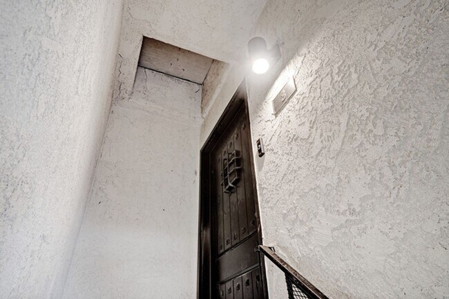 Foto del edificio - Fully Renovated 2 Bed / 2 Bath Upstairs Unit – Modern Finishes | 2 Parking | Alhambra