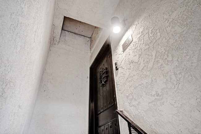 Building Photo - Fully Renovated 2 Bed / 2 Bath Upstairs Unit – Modern Finishes | 2 Parking | Alhambra