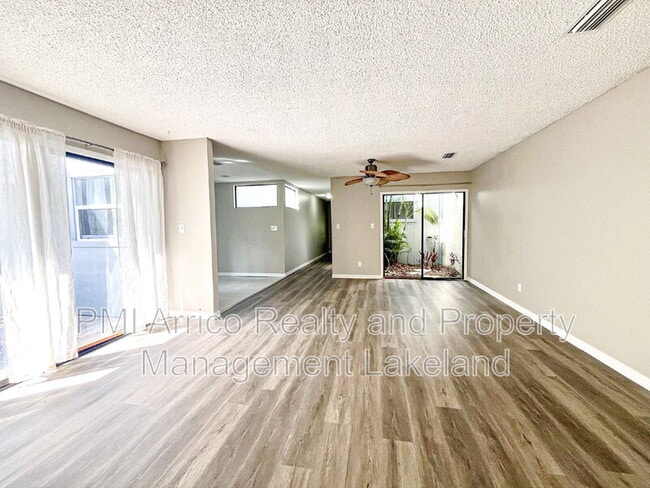 Foto del edificio - 6576 Sweetbriar Ln