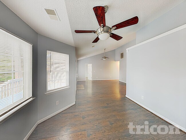 Foto del edificio - 430 Forest Grove Cir