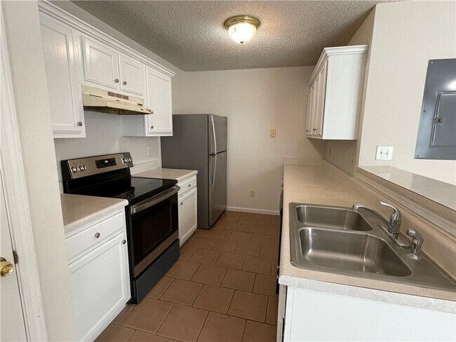 Building Photo - 1608 Hallmark Hills Dr