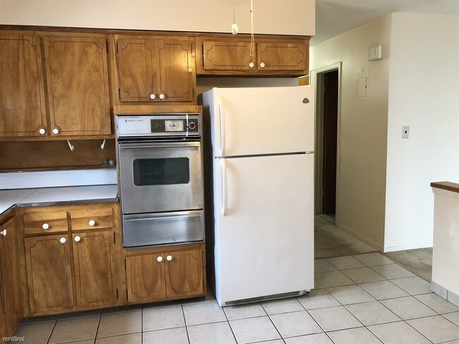 Building Photo - 3 br, 1 bath Apartment - 2329 120th St