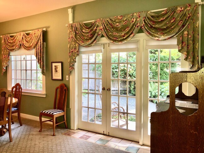Foto del edificio - Charming oversized one bedroom cottage nestled quietly among a beautiful Bainbridge oasis
