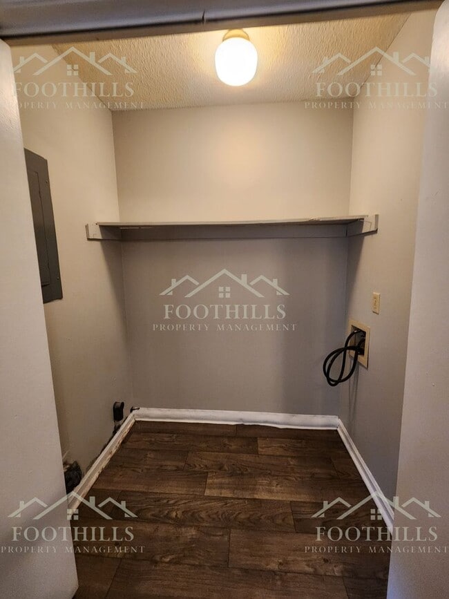 Building Photo - Modern 2-Bedroom Townhouse Near Anderson U...