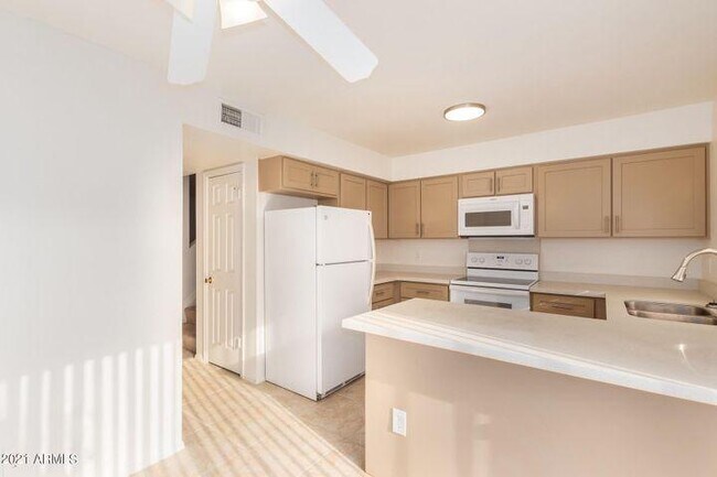 Foto del edificio - 1042 S Mariana St