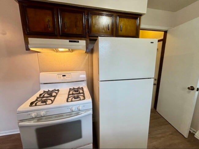 Foto del edificio - 2 Bedroom Duplex In Wyoming Available Dece...