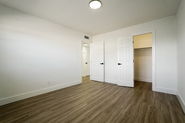Building Photo - Lakeshore Presidential Apartments