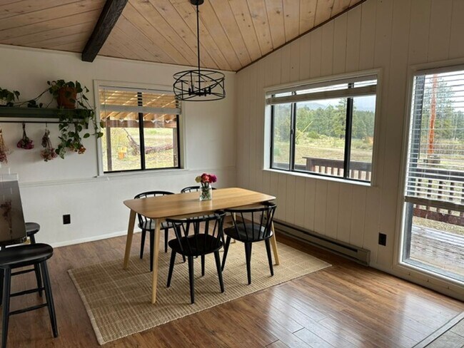 Foto del edificio - Quiet Country Home 3 bedroom 2.5 bath log ...