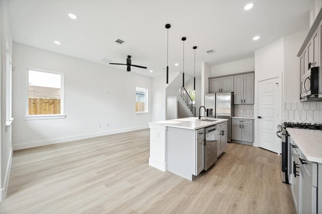 Building Photo - 3430 Mt Pleasant St