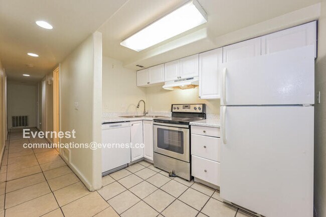Foto del edificio - 2513 S Broadway