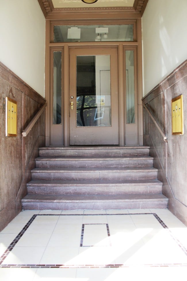 Foyer - 5648 S Calumet Ave