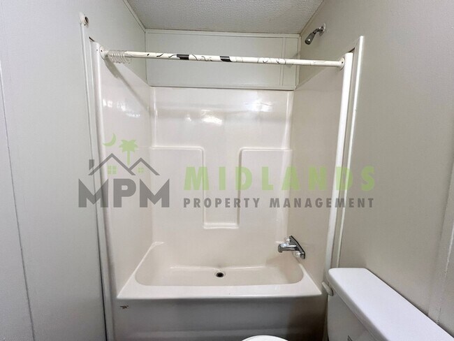 Foto del edificio - 575 Forts Pond Rd