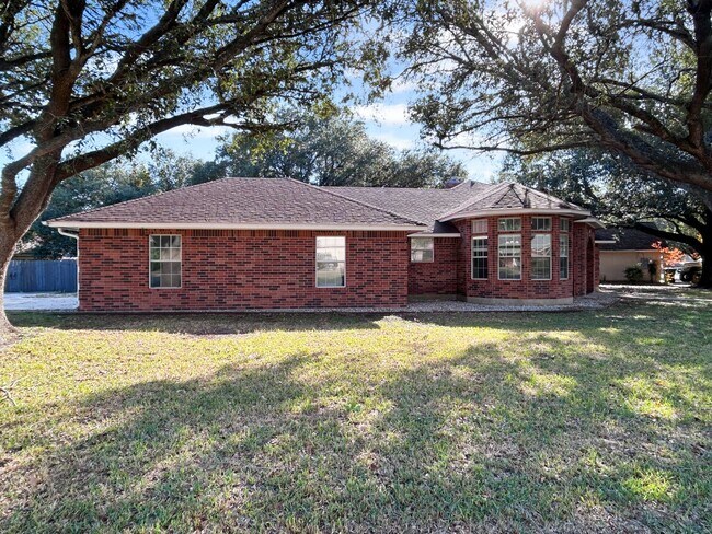 Foto del edificio - Stately Red-Brick Corner Lot Home in Seguin, TX