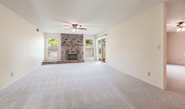 Foto del edificio - Charming 3-Bedroom Home with Beautifully U...
