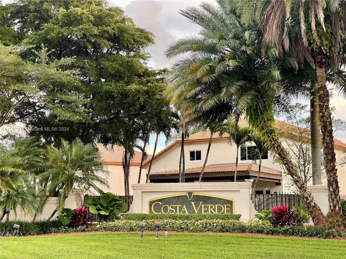 Foto principal - 9929 NW 29th Terrace