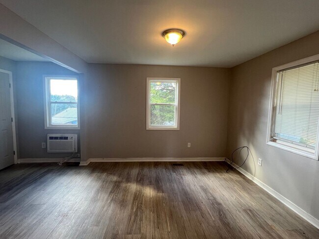 Building Photo - Cozy 2 Bed/ 1 Bath Cottage Home - Large (M...