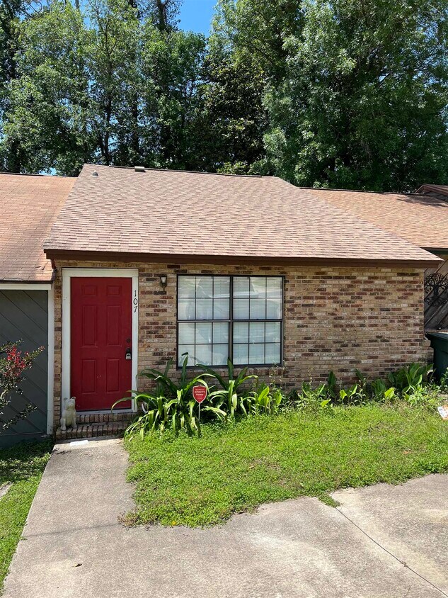 Primary Photo - 107 Boardwalk Ln