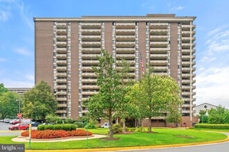 Building Photo - 1800 Old Meadow Rd