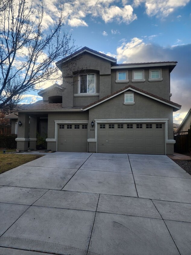 Foto principal - Gorgeous 5 bedroom, 3-car garage home in S...