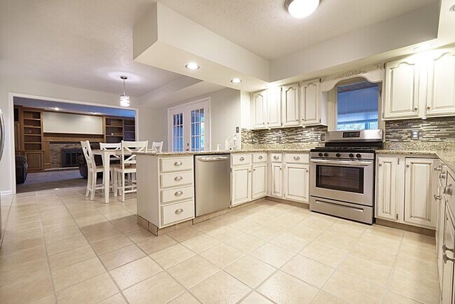 Building Photo - Spectacular 4BD/3.5BA Home in Willoughby!