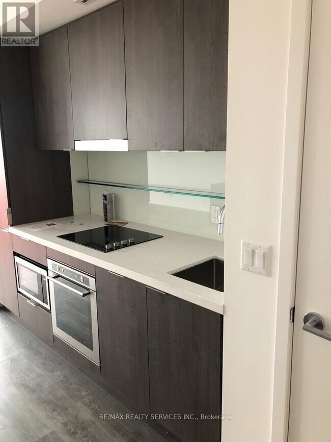 Building Photo - 215 Queen St W