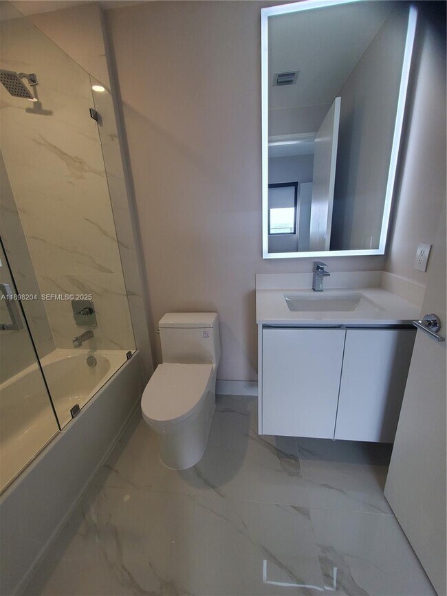 Foto del edificio - 700 NE 24th St