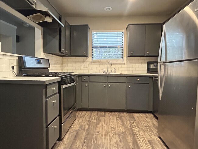 Foto del edificio - 970 N Lewis Ave