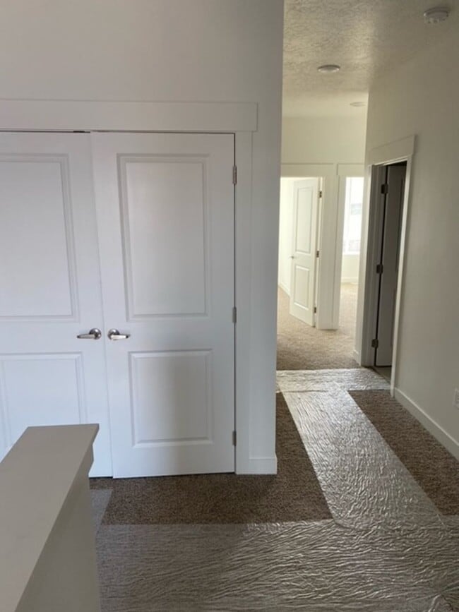 Building Photo - Spacious Town Home