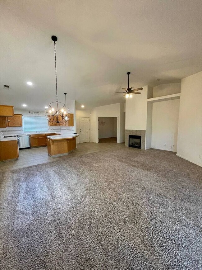 Foto del edificio - 6175 W Scott Ave