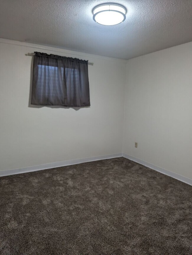 Building Photo - 2 bedroom pet-friendly Clarkston apartment...