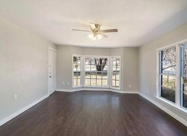 Building Photo - 1213 Meadow Park Dr