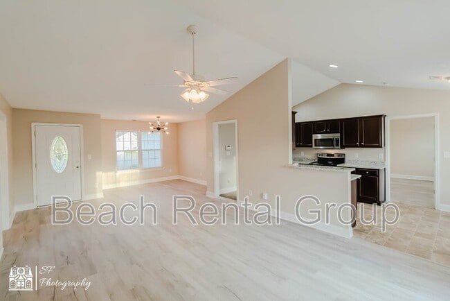 Building Photo - 246 Macarthur Dr