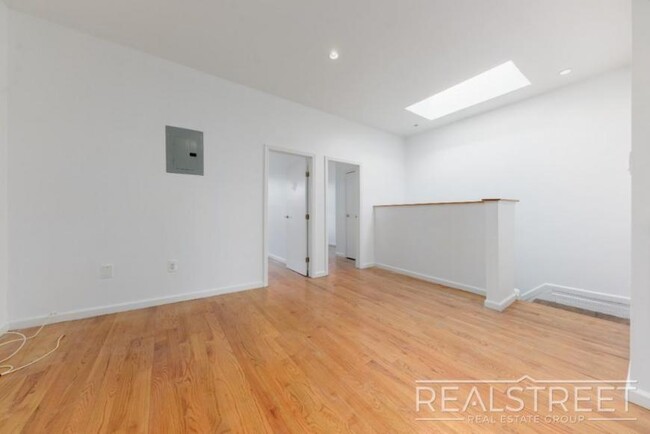 Foto del edificio - 4 bedroom in Brooklyn NY 11221