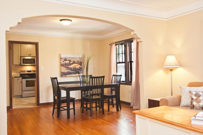 Building Photo - Spacious 3-Bedroom Duplex with Garage and 2 bathrooms in Minneapolis!