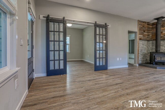 Building Photo - Beautiful Creekside Camas Home