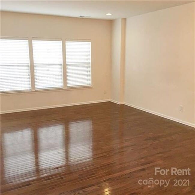 Building Photo - Beautiful three bedroom townhome